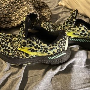 Brooks cheetah print women’s excellent condition, only worn a couple of months.